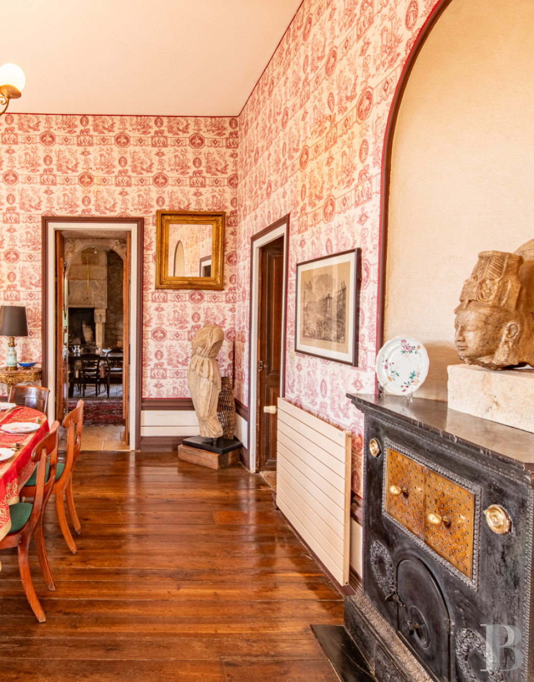 A 15th-century castle overlooking rolling farmland between Poitiers and Angoulême, in the Vienne region. - photo  n°12